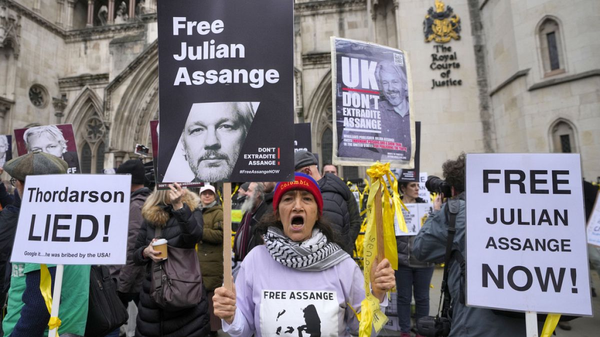 US argues Assange endangered lives, pushes for extradition in UK court thumbnail