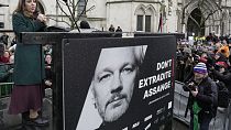 Stella Assange se dirige a los manifestantes que apoyan a su marido en el exterior del Tribunal Superior de Londres