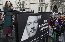 Stella Assange bei einer Kundgebung in London 