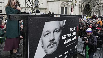 Tüntetés Julian Assange mellett Londonban