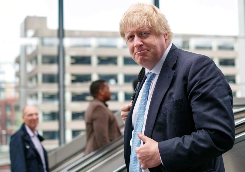 Boris Johnson abba bukott bele, hogy azzal vádolták: a Covid alatti magas halálozásért kormánya intézkedései felelősek