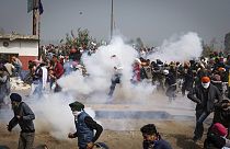 Hindistan'da çiftçilerin protesto eylemlerini dağıtmak için polis göz yaşartıcı gaz ve tazyikli su kullandı