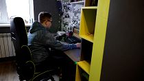 Studente in Ucraina segue le lezioni online