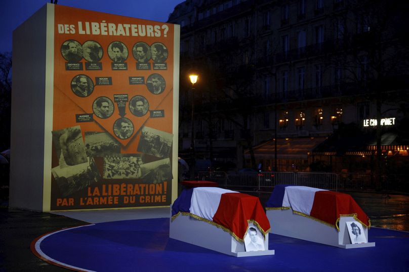 تابوت‌های میساک مانوشیان و همسرش ملینه پوشیده با پرچم فرانسه با پوستر معروف در پس زمینه