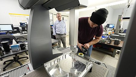 Reata Mühendislik ve Makine İşleri Başkanı ve CEO'su Grady Cope, bir işçi parçaları test etmek için Hexagon makinesini hazırlıyor