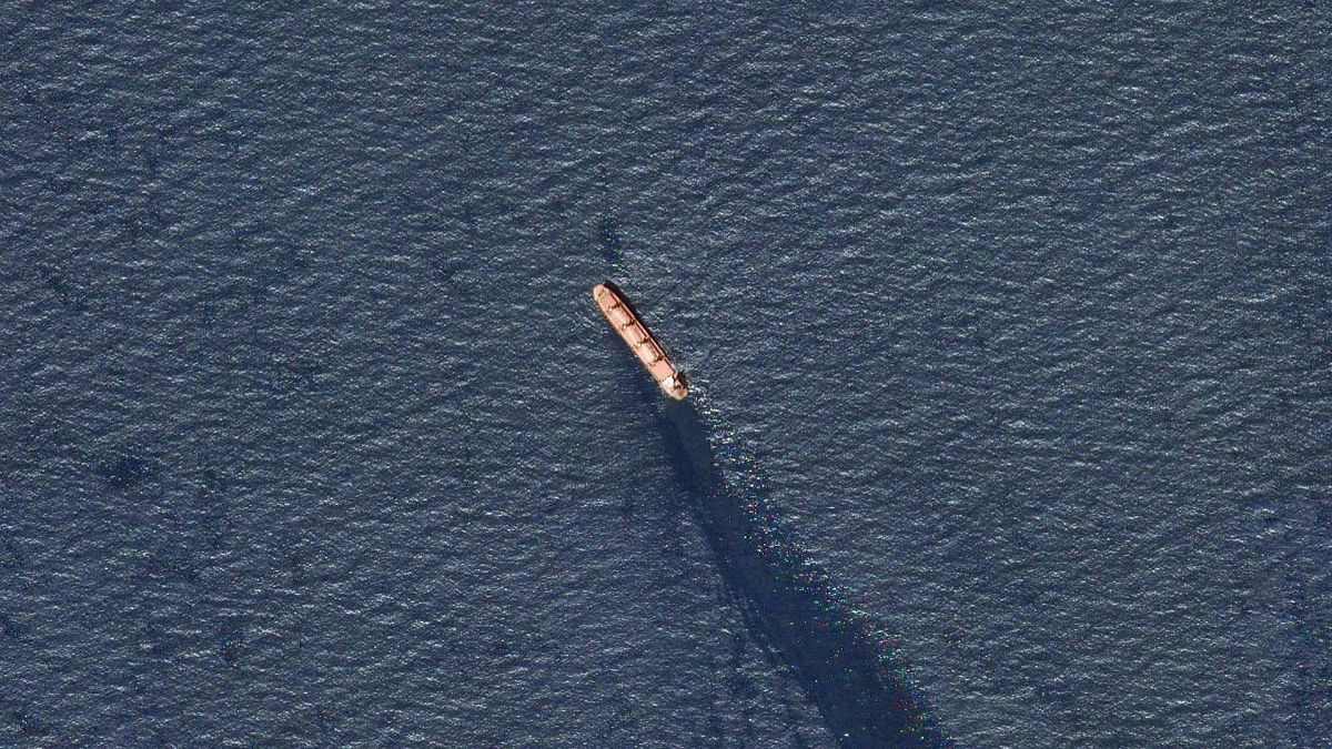 عکس هوایی از کشتی روبیمار که مورد اصابت موشک حوثی‌ها قرار گرفته است، ۲۰ فوریه ۲۰۲۴
