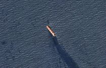 عکس هوایی از کشتی روبیمار که مورد اصابت موشک حوثی‌ها قرار گرفته است، ۲۰ فوریه ۲۰۲۴
