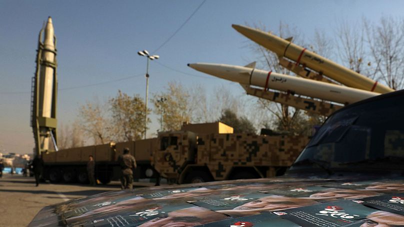 موشک قیام (گوشه چپ تصویر) موشک ذوالفقار (سمت راست بالا) و موشک دزفول (سمت راست پایین) در نمایشگاه دستاوردهای موشکی ایران