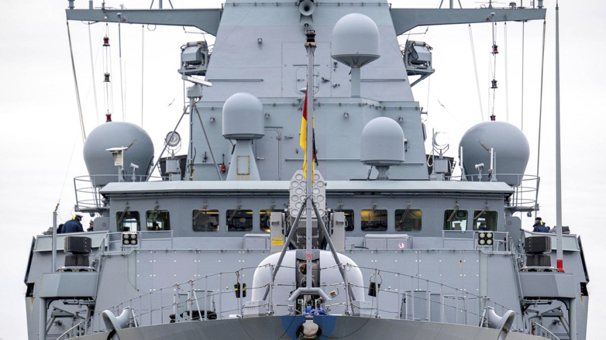 La fregata tedesca Hessen a Wilhelmshaven, in Germania, prima della partenza per il Mar Rosso, 8 febbraio 2024