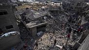 Ciudadanos palestinos inspeccionan los daños causados en los edificios residenciales donde, al parecer, se encontraban dos rehenes israelíes antes de ser rescatados, en Rafah.