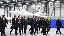 El presidente ruso Vladímir Putin, junto a un grupo de funcionarios, pasa junto a un bombardero estratégico Tu-160M de visita la fábrica de armamento de Kazán