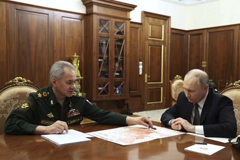 El presidente ruso, Vladímir Putin, escucha al ministro de Defensa ruso, Serguéi Shoigú, durante su reunión en el Kremlin en Moscú, Rusia, el 20 de febrero 2024