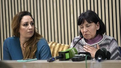 L'avocate Laura Sgro, à gauche, écoute Gloria Branciani lors d'une conférence de presse à Rome, le 21 février 2024. 
