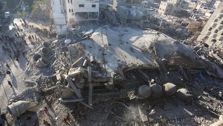 عمارة مدمرة في رفح وتشييع جثامين ضحايا قضوا الأربعاء في القصف الإسرائيلي في دير البلح وقوات إسرائيلية تتوغل في غزة. 2024/02/22