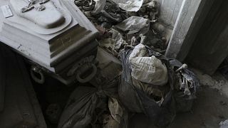 Bolsas de huesos yacían entre ataúdes dentro de un edificio en el cementerio municipal de La Plata, Argentina, el miércoles 21 de febrero de 2024.