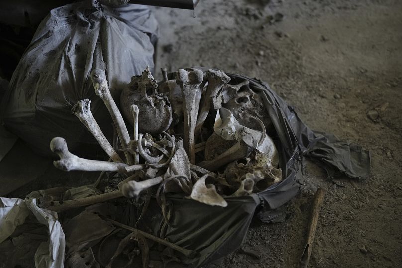 Huesos yacían dentro de un edificio en el cementerio municipal de La Plata, Argentina, el miércoles 21 de febrero de 2024.