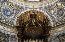 Vista de la parte superior del baldaquino de bronce del siglo XVII de Gian Lorenzo Bernini, de más de 20 metros de altura, en la Basílica de San Pedro del Vaticano.