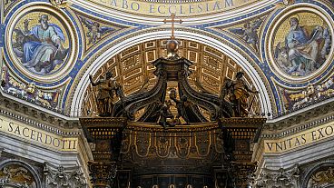 Балдахин в центре собора Святого Петра в Ватикане