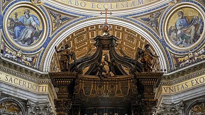Vista de la parte superior del baldaquino de bronce del siglo XVII de Gian Lorenzo Bernini, de más de 20 metros de altura, en la Basílica de San Pedro del Vaticano.