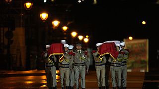 Солдаты Иностранного легиона несут гробы Мисака Манушяна и его жены Мелине, 21 февраля 2024 года, в Париже.