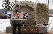 A politikai foglyok szabadon bocsátásért tüntet egy férfi Szentpéterváron