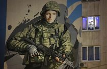 Un soldat ukrainien est dépeint sur la façade d'un immeuble de Kyiv, en Ukraine, le 2 février 2024.