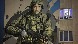Un soldat ukrainien est dépeint sur la façade d'un immeuble de Kyiv, en Ukraine, le 2 février 2024.