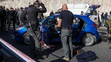 عناصر الشرطة الإسرائيلية في موقع الهجوم على شارع سريع بالفرب من مستوطنة معالي أدوميم في الضفة الغربية المحتلة