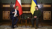 Le Premier ministre polonais Donald Tusk, à gauche, et le président ukrainien Volodymyr Zelenskyy s'entretiennent lors de leur rencontre à Kiev, Ukraine, lundi 22 janvier 2024.