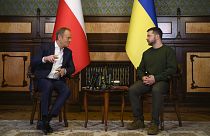 Премьер-министр Польши Дональд Туск (слева) и президент Украины Владимир Зеленский беседуют во время встречи в Киеве, Украина, понедельник, 22 января 2024 года.