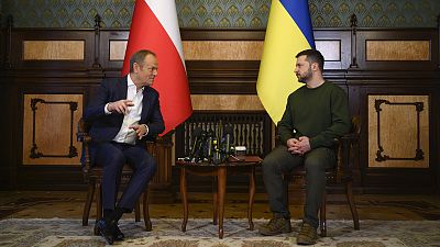 Le Premier ministre polonais Donald Tusk, à gauche, et le président ukrainien Volodymyr Zelenskyy s'entretiennent lors de leur rencontre à Kiev, Ukraine, lundi 22 janvier 2024.