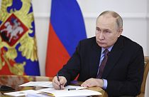 Mmebros da oposição russa que visitaram Bruxelas chamaram "criminoso" ao presidente Vladimir Putin