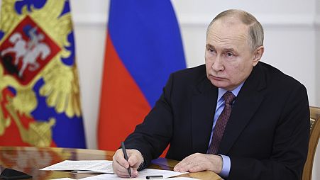Mmebros da oposição russa que visitaram Bruxelas chamaram "criminoso" ao presidente Vladimir Putin