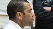 La estrella del fútbol brasileño Dani Alves se sienta durante su juicio en Barcelona, España, el lunes 5 de febrero de 2024.
