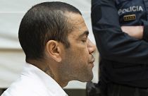 La estrella del fútbol brasileño Dani Alves se sienta durante su juicio en Barcelona, España, el lunes 5 de febrero de 2024.