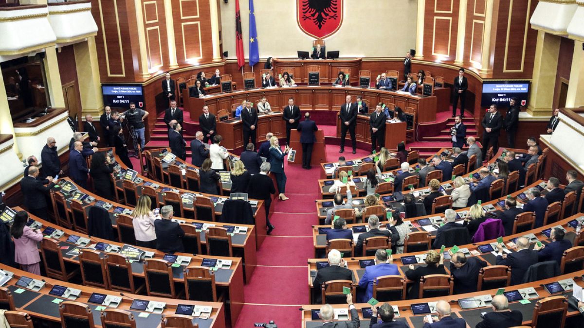 140 sandalyeli parlamentoda 77 milletvekili anlaşma lehine oy kullandı