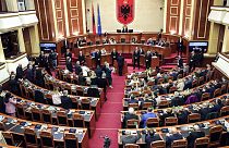 140 sandalyeli parlamentoda 77 milletvekili anlaşma lehine oy kullandı