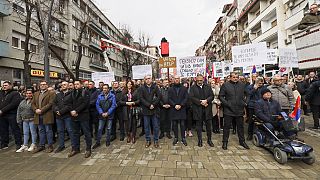 Ciudadanos serbokosovares protestan contra la prohibición del uso de la moneda serbia en las zonas donde viven, en el norte de Kósovo, el lunes 12 de febrero de 2024.