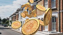 Fila de casas adosadas típicamente británicas en Barnes, Reino Unido. y fondo Bitcoin 3D