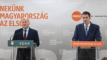 Kocsis Máté, a Fidesz (j) és Simicskó István, a Kereszténydemokrata Néppárt (KDNP) frakcióvezetője a Fidesz-KDNP kihelyezett frakcióülése után tartott sajtótájékoztatón 