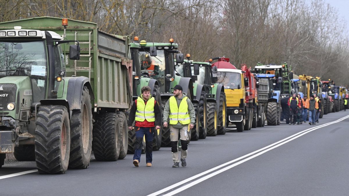 Traktoros tüntetés a Hodonín-Holíč határátkelőhelynél, Csehországban, 2024. február 22-én