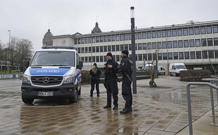 Messerangriff An Schule In Wuppertal: Zwei Schüler Schwer Verletzt ...