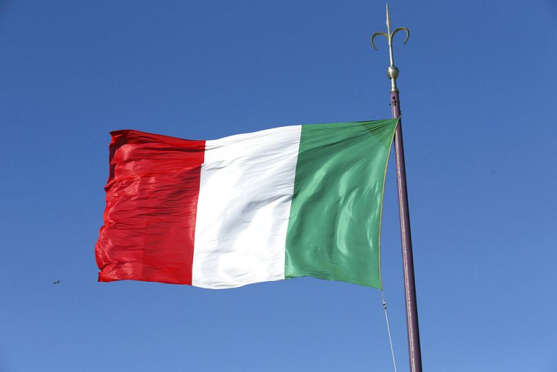 La bandera italiana ondea durante una reunión bilateral entre Italia y Rusia, en Trieste, Italia, martes, el 26 de noviembre de 2013.
