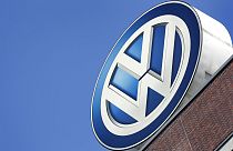  Almanya'nın Wolfsburg kentindeki şirket binasında Volkswagen markasının logosu