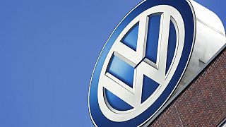  Almanya'nın Wolfsburg kentindeki şirket binasında Volkswagen markasının logosu