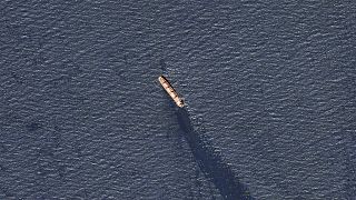 A Planet Labs PBC műholdfelvételein kivehető, hogy a hajóból olaj szivárog a Vörös-tengerbe
