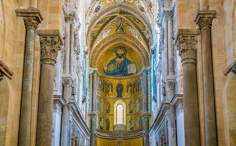 Das Innere der Kathedrale von Cefalù mit dem ikonischen Christus Pantokrator im byzantinischen Stil. 1. Februar 2019.