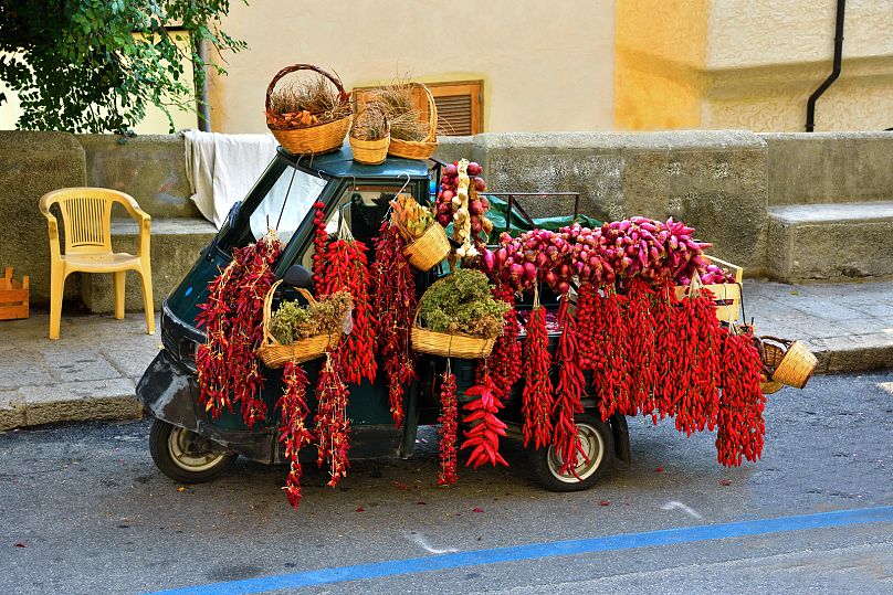 Ein sogenannter Affenwagen, der die Spezialitäten von Tropea verkauft, darunter Chilischoten und Zwiebeln.