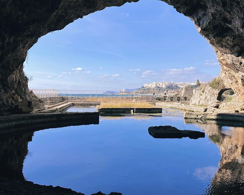 Vue de Sperlonga depuis la grotte de la villa de l'empereur romain Tibère, 18 février 2023.