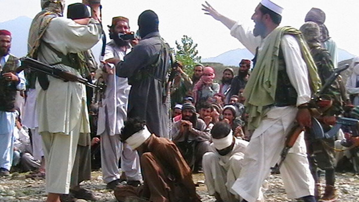 Pakistan Talibanı tarafından gerçekleştirilen bir halka açık infaz (arşiv) 